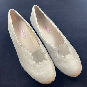 Munro American Silver Leather Flats Size 8.5 Brand New. No Box.